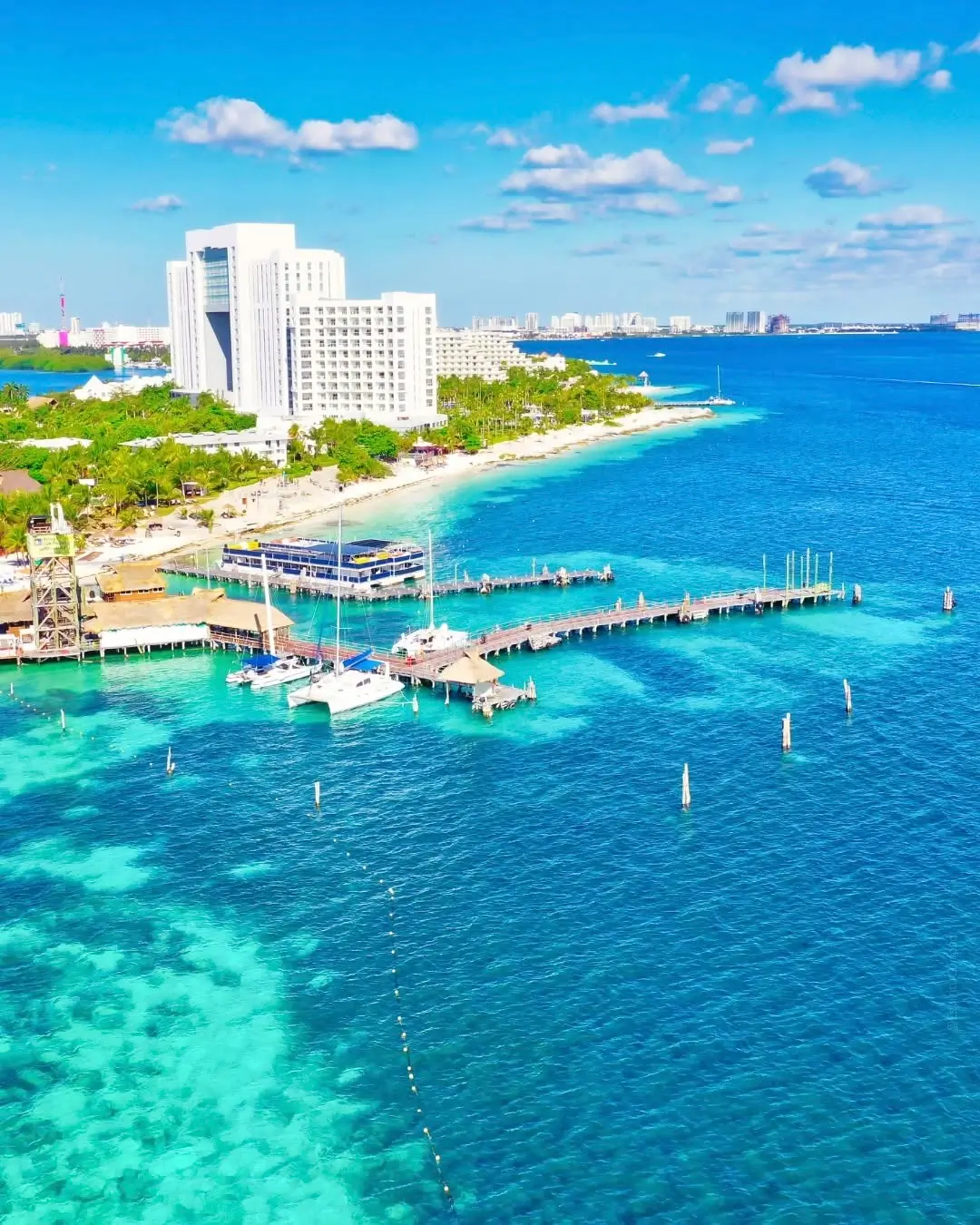 imagen de drone de playa tortugas en zona hotelera de cancún