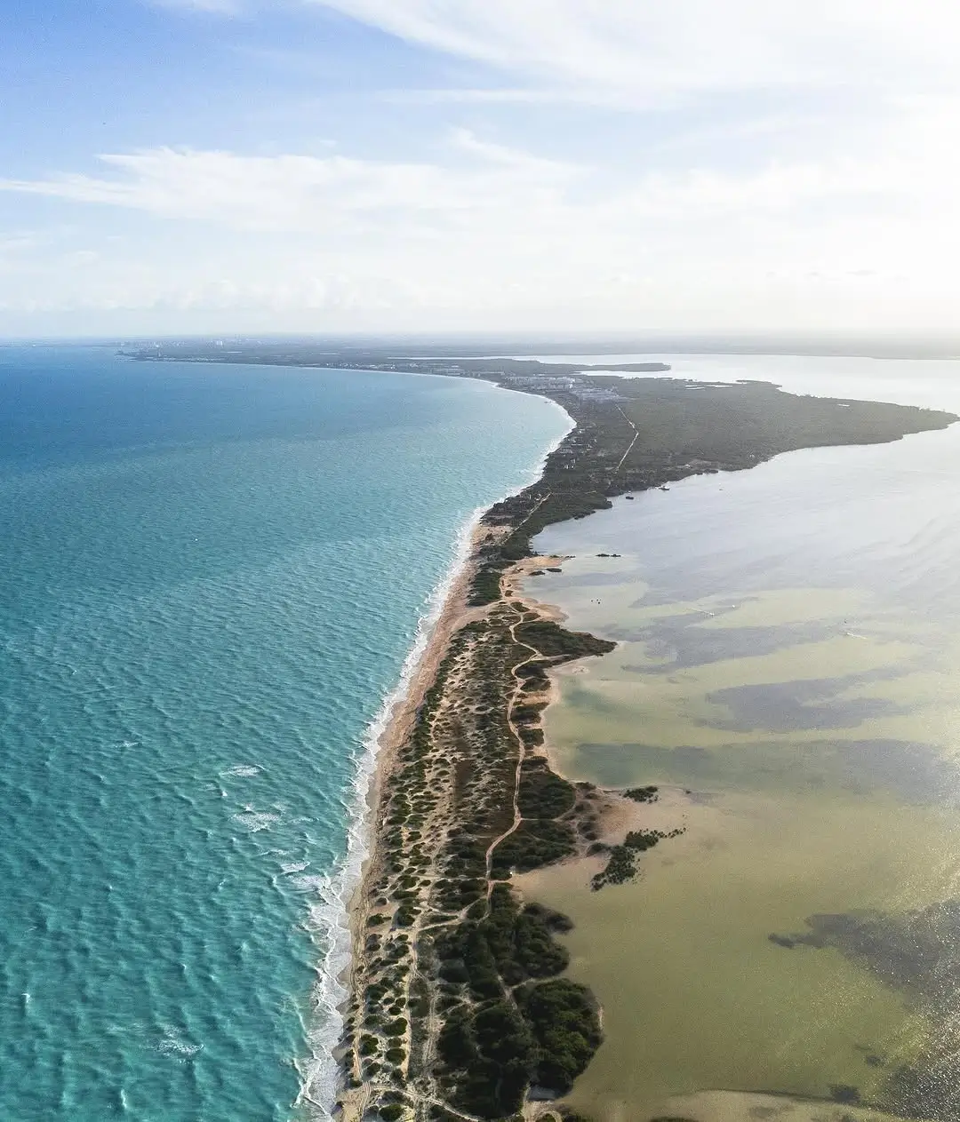 foto con drone de isla blanca en la zona continental de isla mujeres al norte de cancún - sargazoinfo