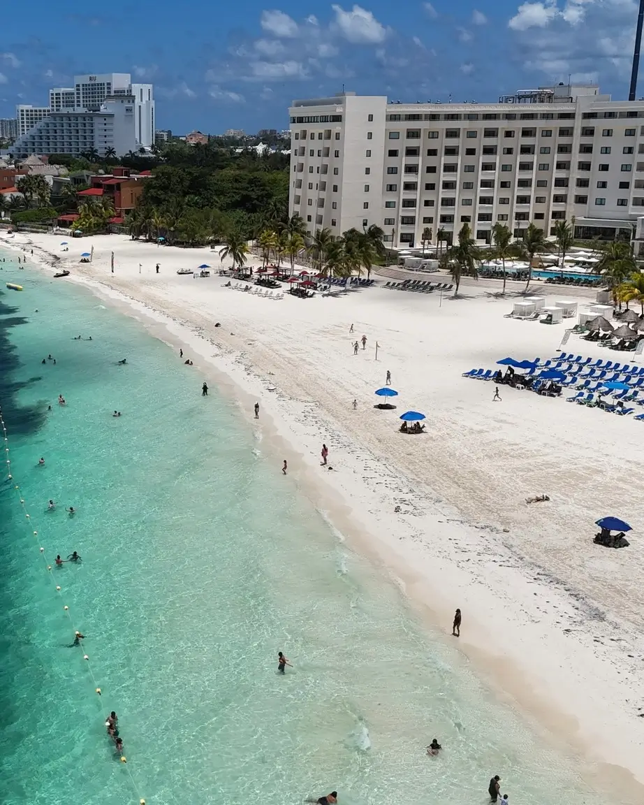 Playa Langosta en Cancún Sargazo 12 de Junio 2025