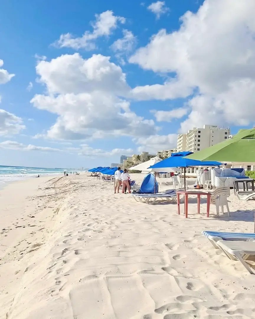 Sargazo en playa marlín cancún