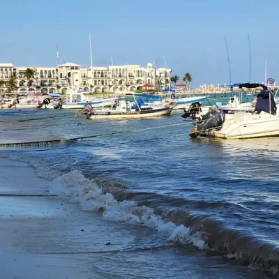 lanchas amarradas y hoteles de fondo en playa pelicanos